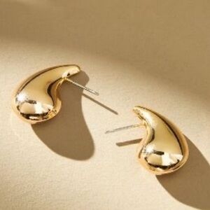 Gold tear drop earrings just like BV!